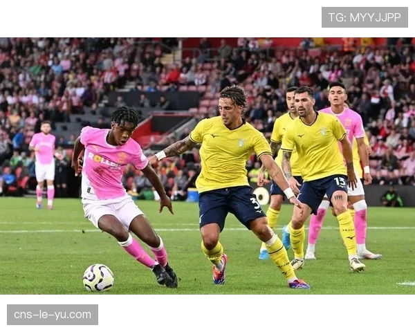 克雷莫纳小将首球泪洒赛场,队友叠罗汉庆祝暖人心 克雷莫纳小将首球泪洒赛场,队友叠罗汉庆祝暖人心