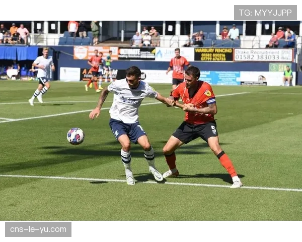 英超俱乐部开放训练基地,吸引万名球迷参与 英超俱乐部开放训练基地,吸引万名球迷参与